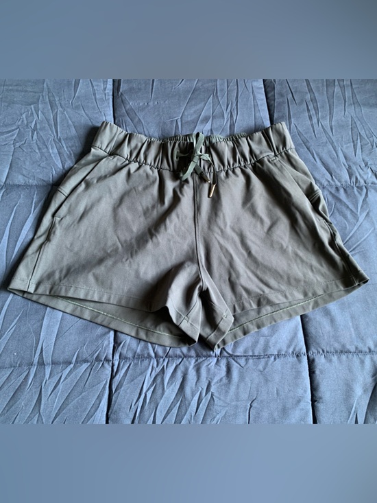 lululemon athletica On The Fly Shorts Size 6 - Picture 4 of 9